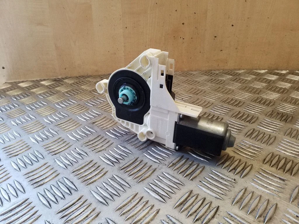 Front door window regulator motor 8T0959802B