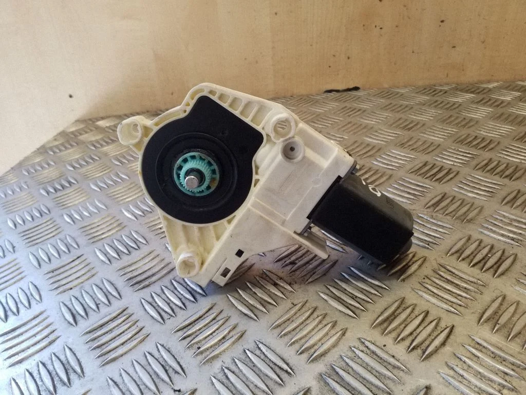 Front door window regulator motor 8T0959801B