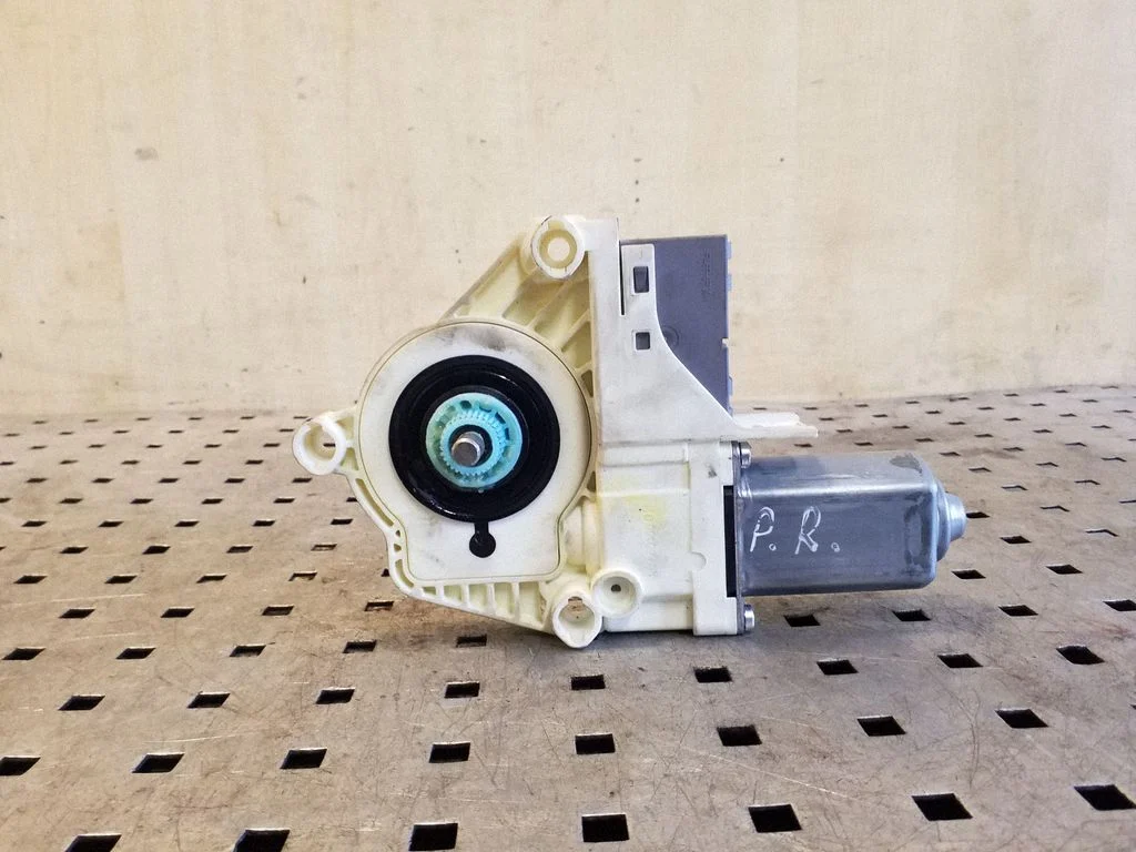 Front door window regulator motor CUR000140