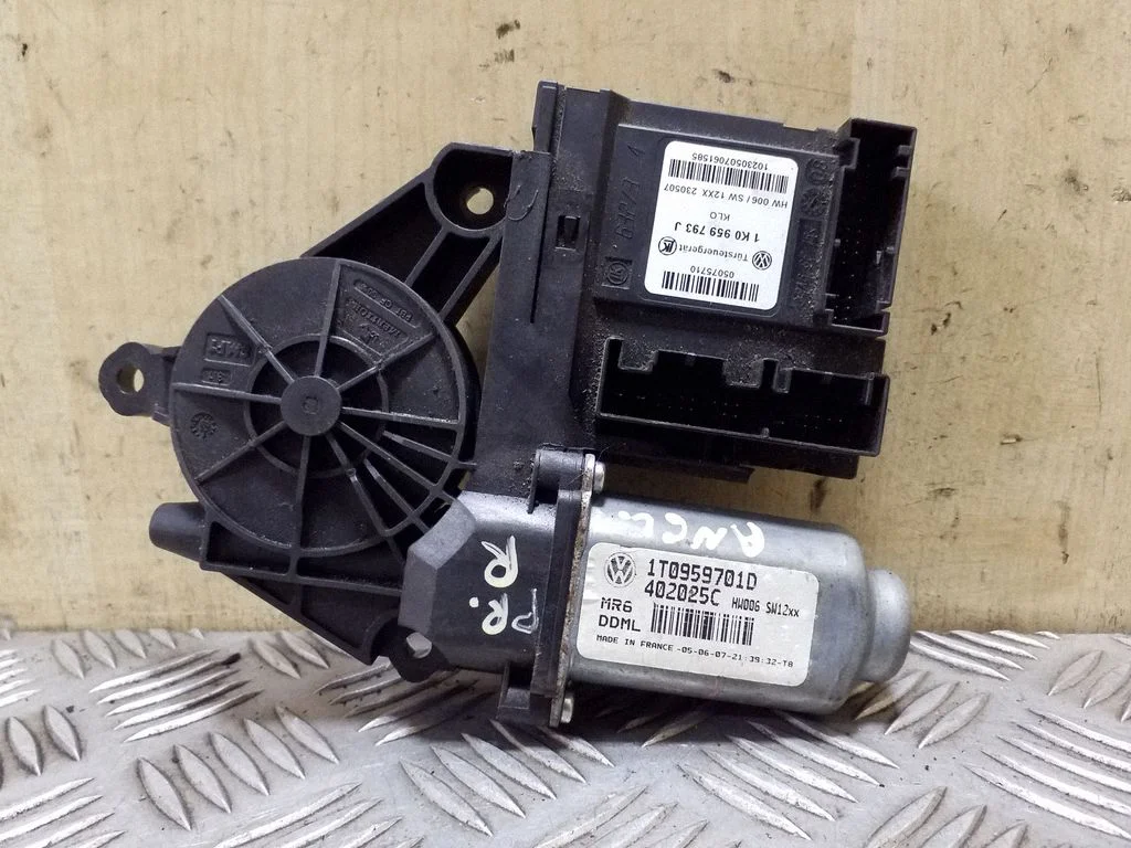 Front door window regulator motor 1T0959701D