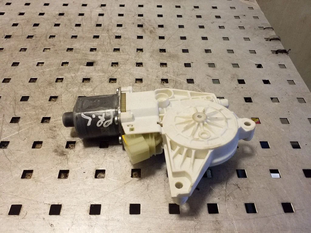 Front door window regulator motor A2048200142