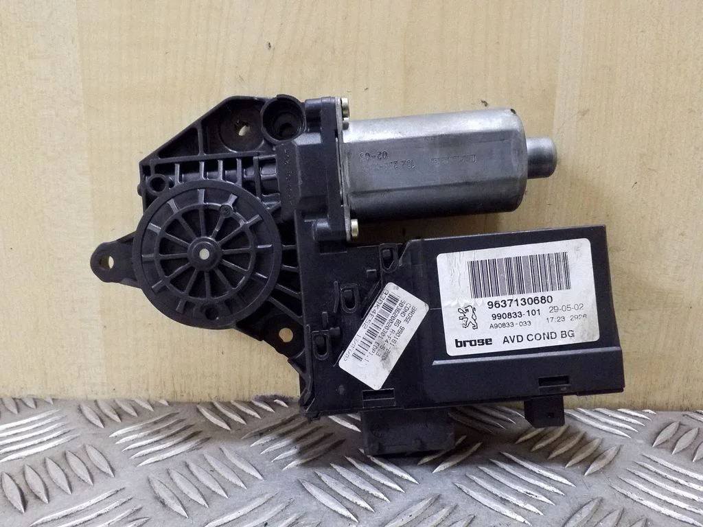 Front door window regulator motor 9637130780