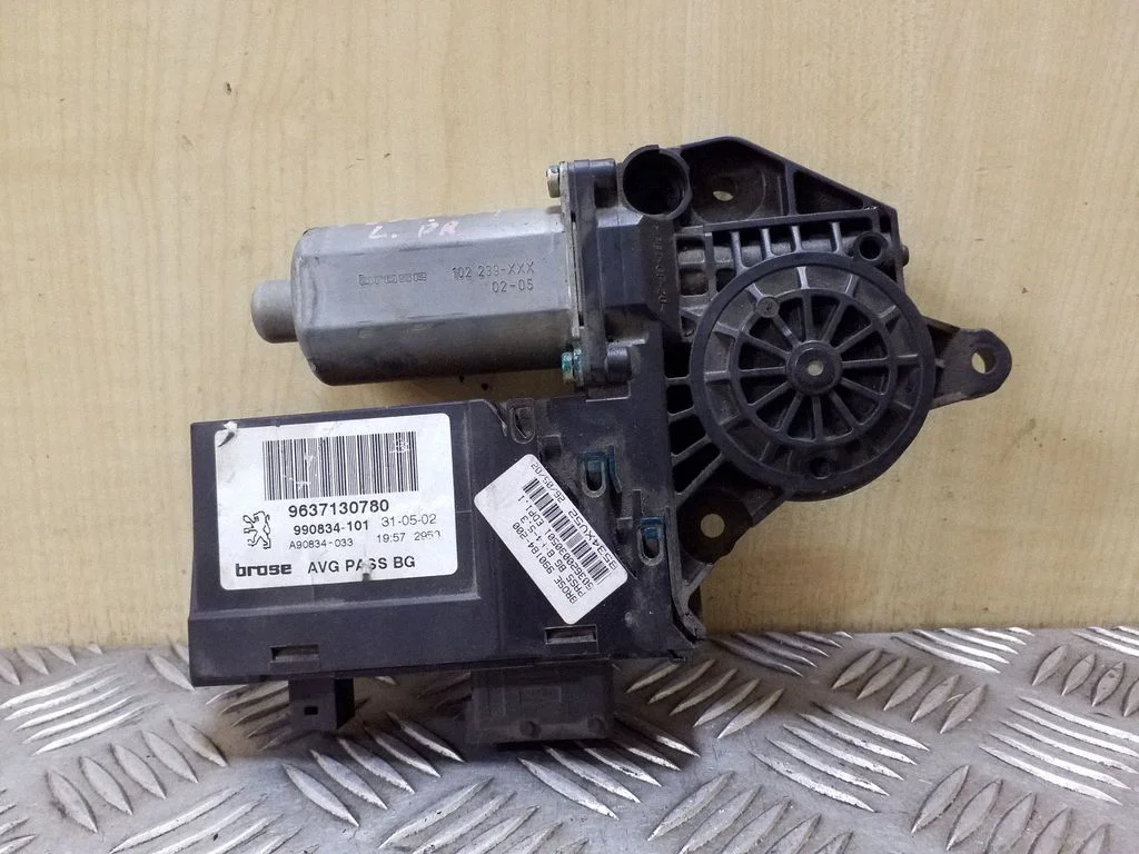 Front door window regulator motor 9637130780