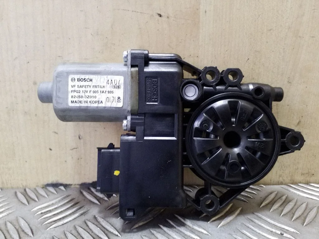 Priekšējā loga pacēlāja motoriņš 824503Z010