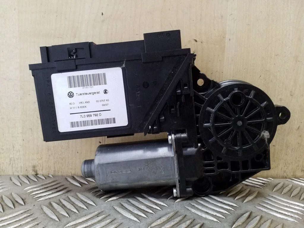 Front door window regulator motor 7L0959792D