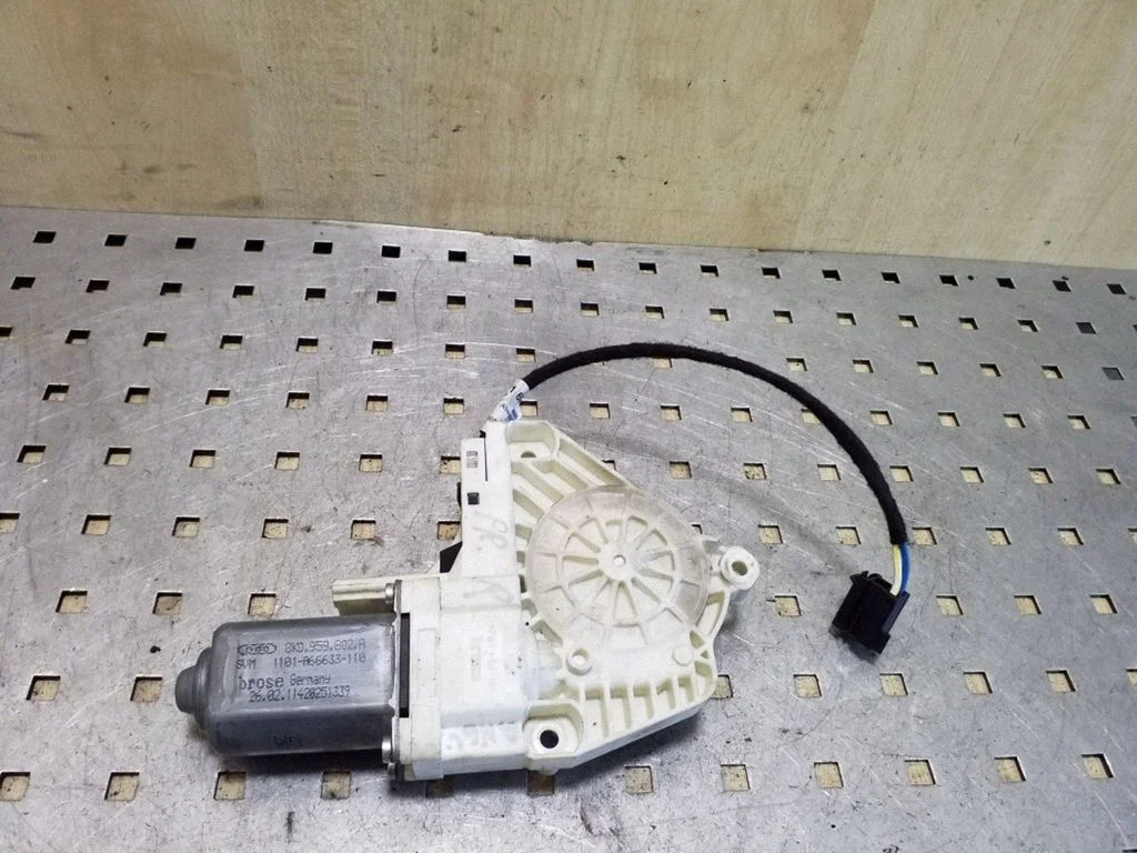 Priekšējā loga pacēlāja motoriņš 8K0959802A
