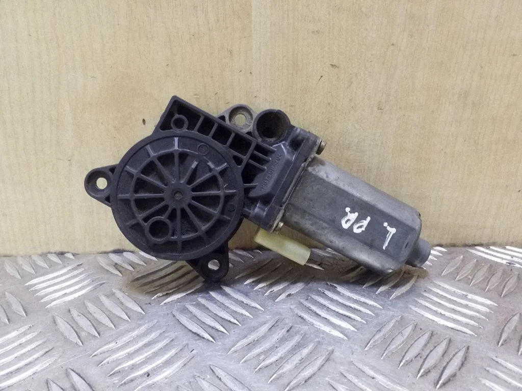 Front door window regulator motor 0130821938