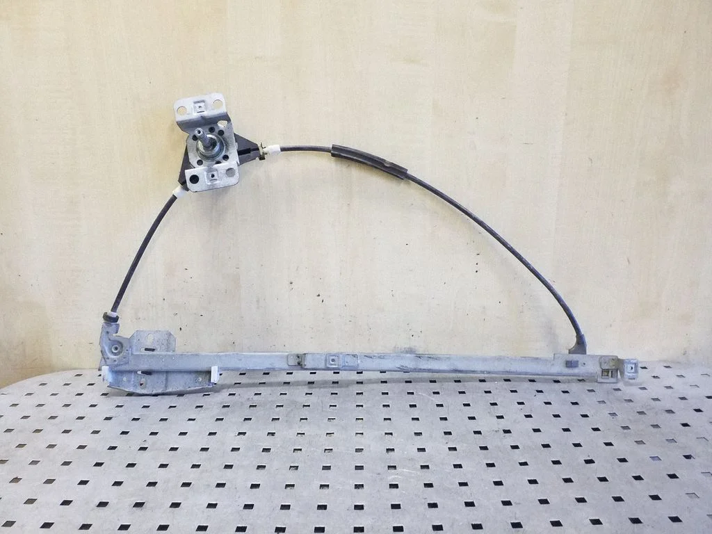 Mechaninis priekinio lango pakėlimo mechanizmas