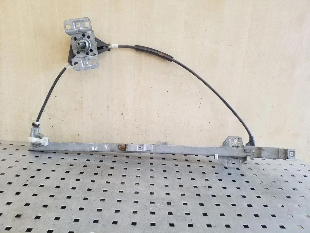 Mechaninis priekinio lango pakėlimo mechanizmas