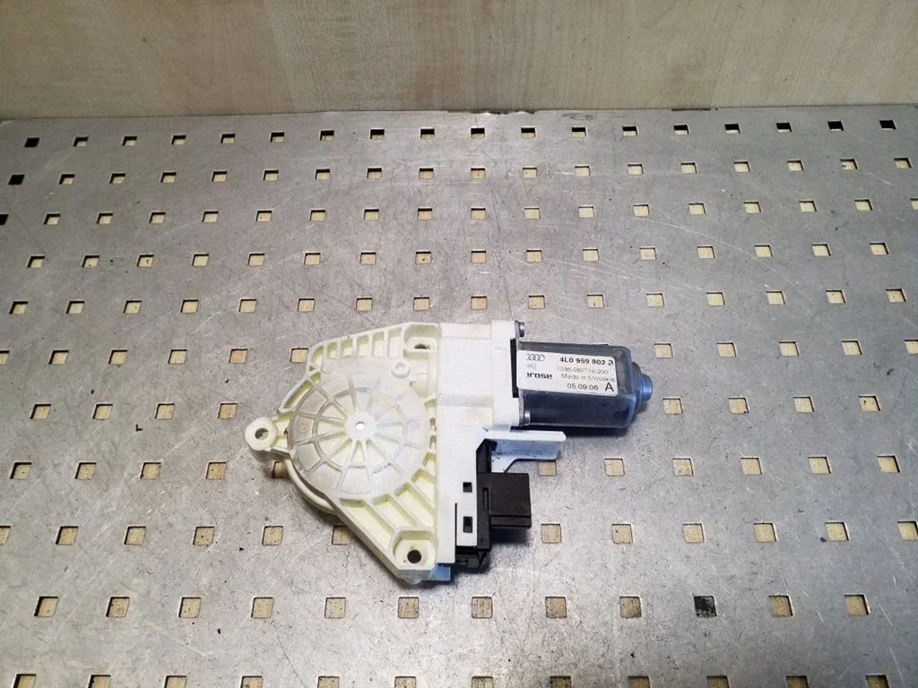 Front door window regulator motor 4L0959802B