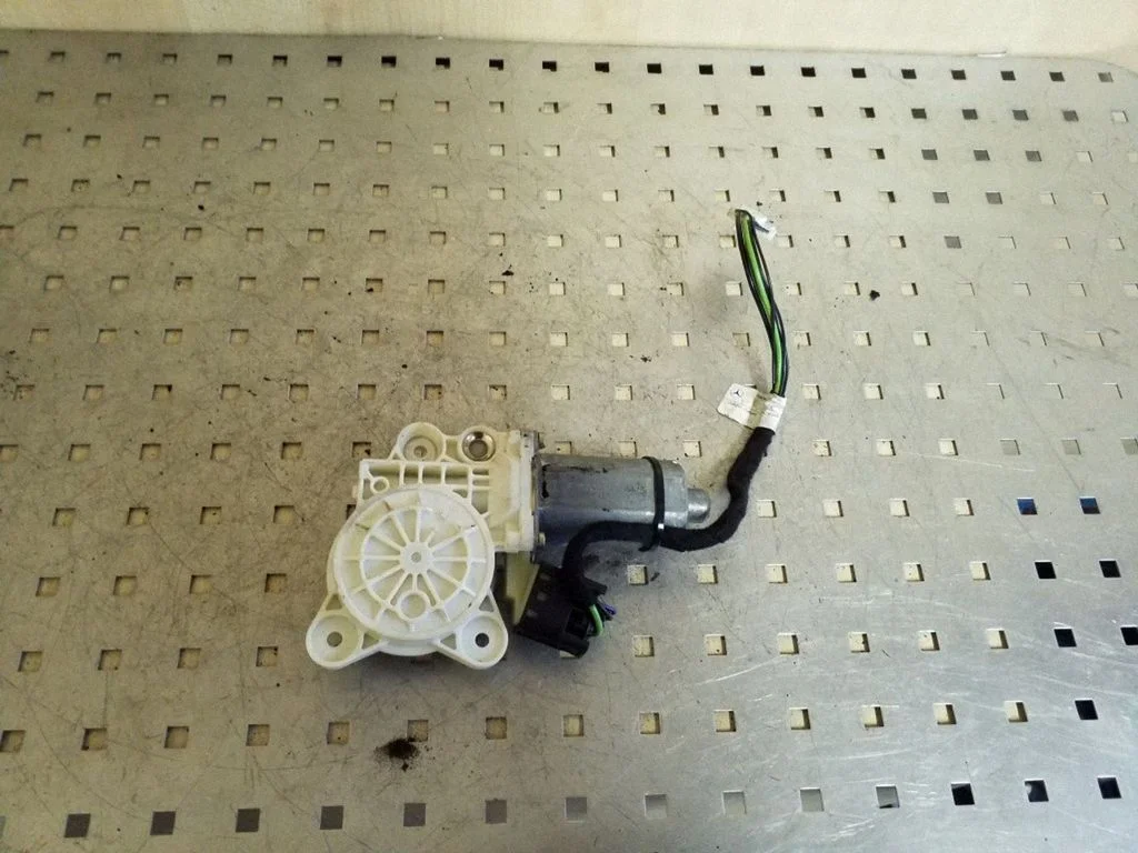 Front door window regulator motor A2118202942
