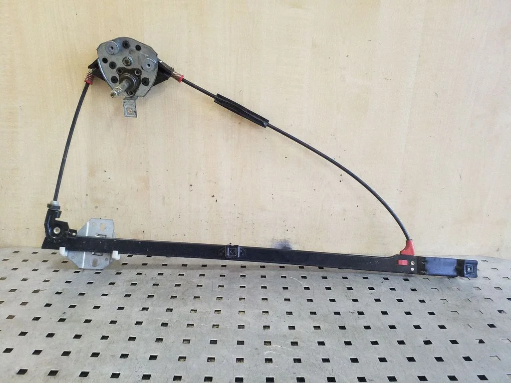 Mechaninis priekinio lango pakėlimo mechanizmas