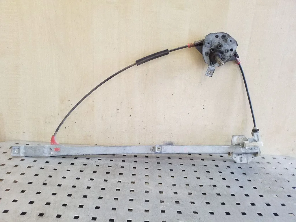 Mechaninis priekinio lango pakėlimo mechanizmas