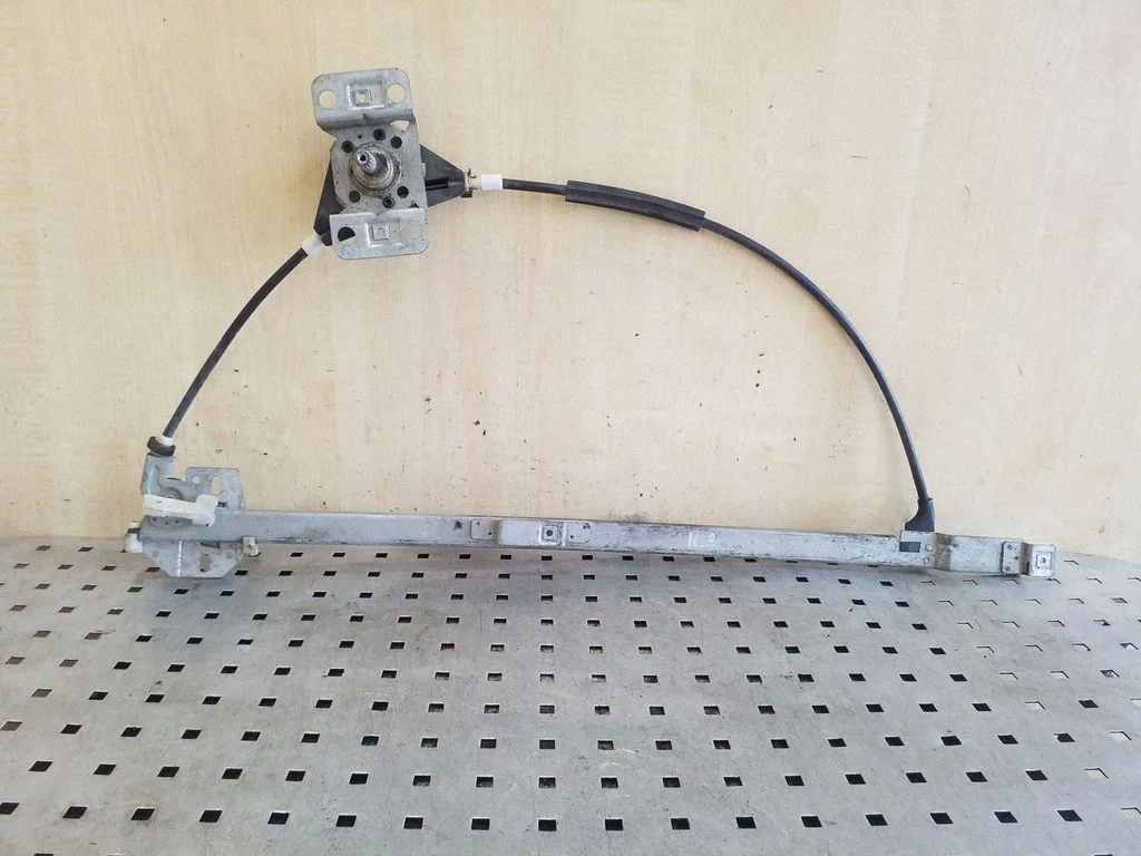 Mechaninis priekinio lango pakėlimo mechanizmas