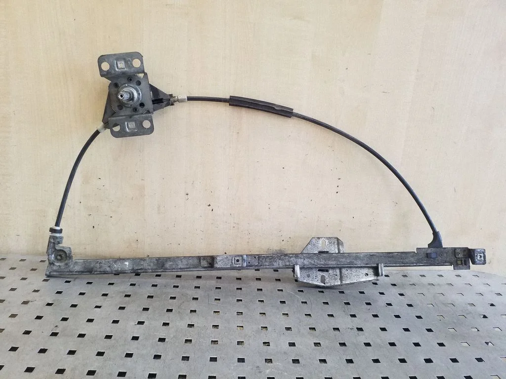 Mechaninis priekinio lango pakėlimo mechanizmas