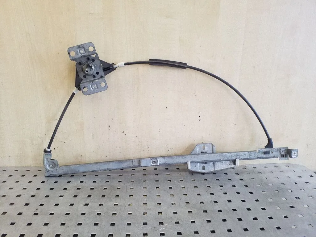 Mechaninis priekinio lango pakėlimo mechanizmas