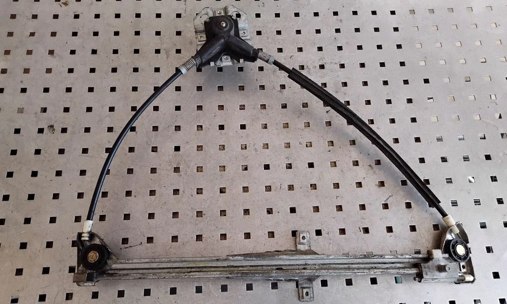 Mechaninis priekinio lango pakėlimo mechanizmas