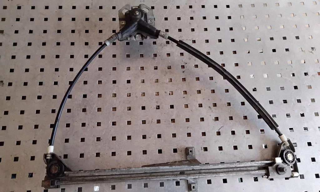Mechaninis priekinio lango pakėlimo mechanizmas