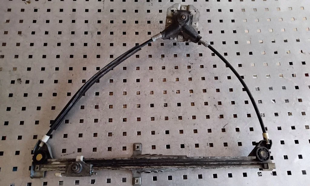 Mechaninis priekinio lango pakėlimo mechanizmas