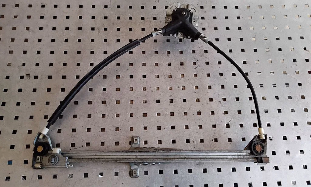 Mechaninis priekinio lango pakėlimo mechanizmas