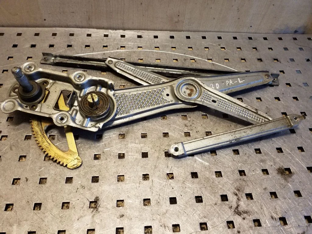Mechaninis priekinio lango pakėlimo mechanizmas