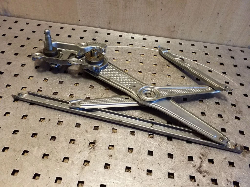 Mechaninis priekinio lango pakėlimo mechanizmas
