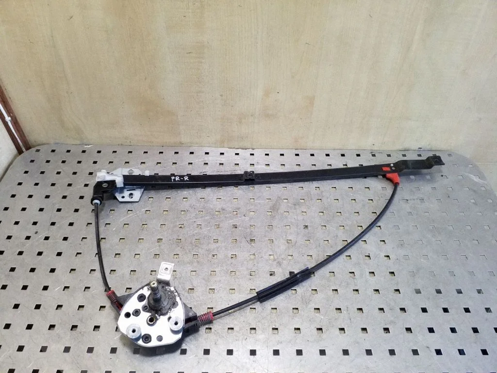 Mechaninis priekinio lango pakėlimo mechanizmas