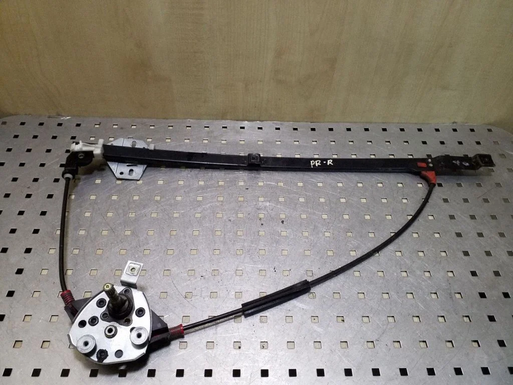 Mechaninis priekinio lango pakėlimo mechanizmas