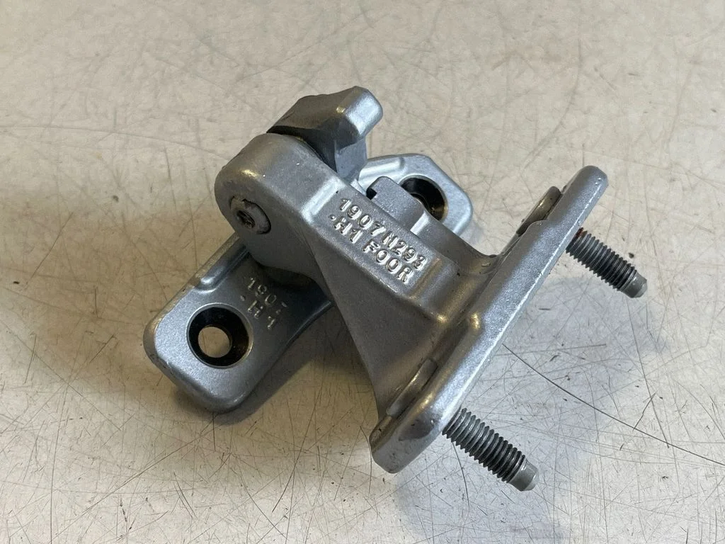 Aizmugurējā augšējā eņģe A047058