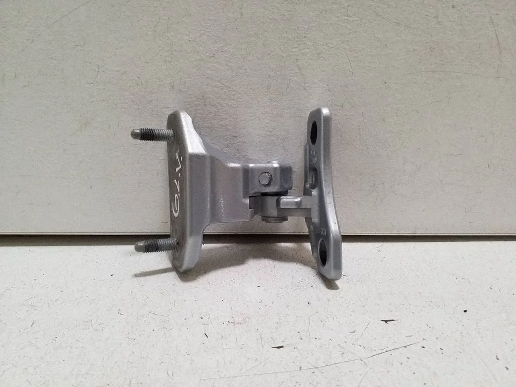 Aizmugurējā augšējā eņģe – kreisā