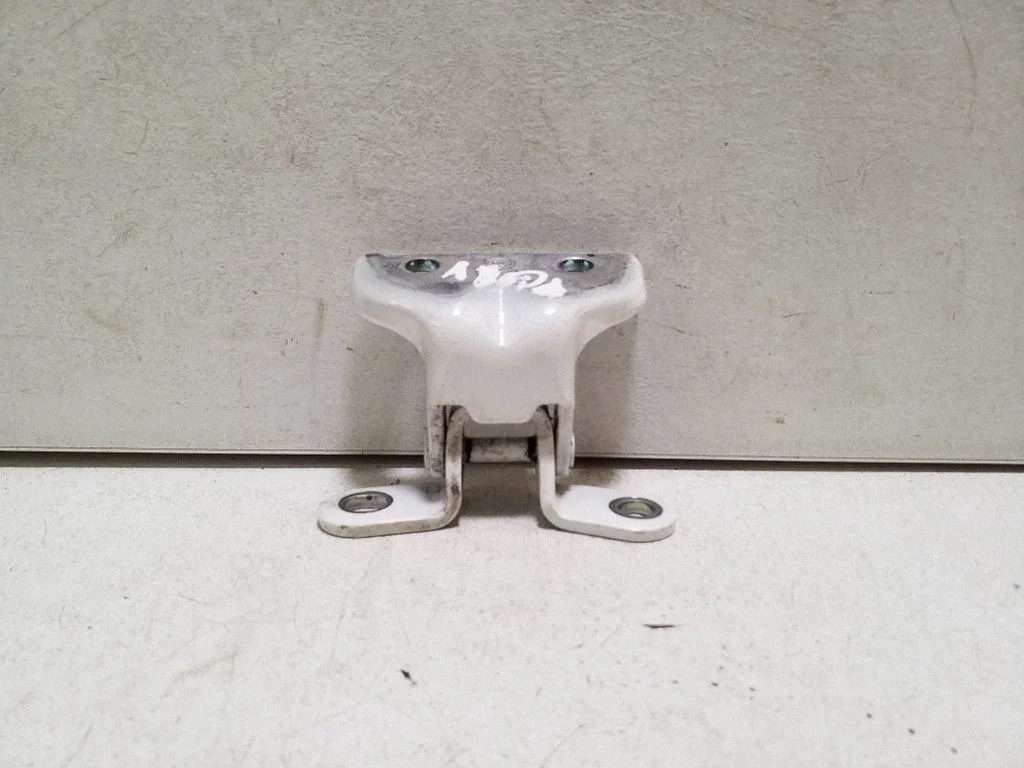 Aizmugurējā augšējā eņģe – labā