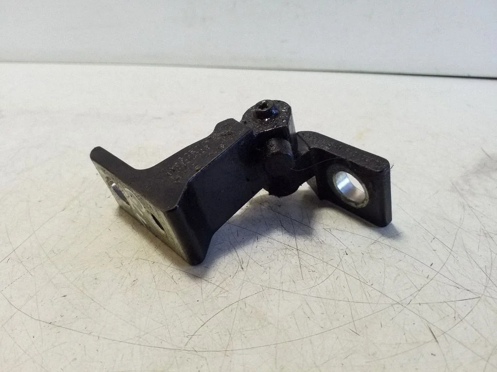 Aizmugurējā augšējā eņģe 8X4833407B