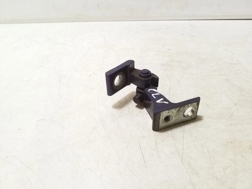 Tagaukse ülemine hing 8K0831401E