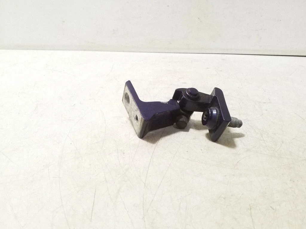 Tagaukse ülemine hing 8K0831402E