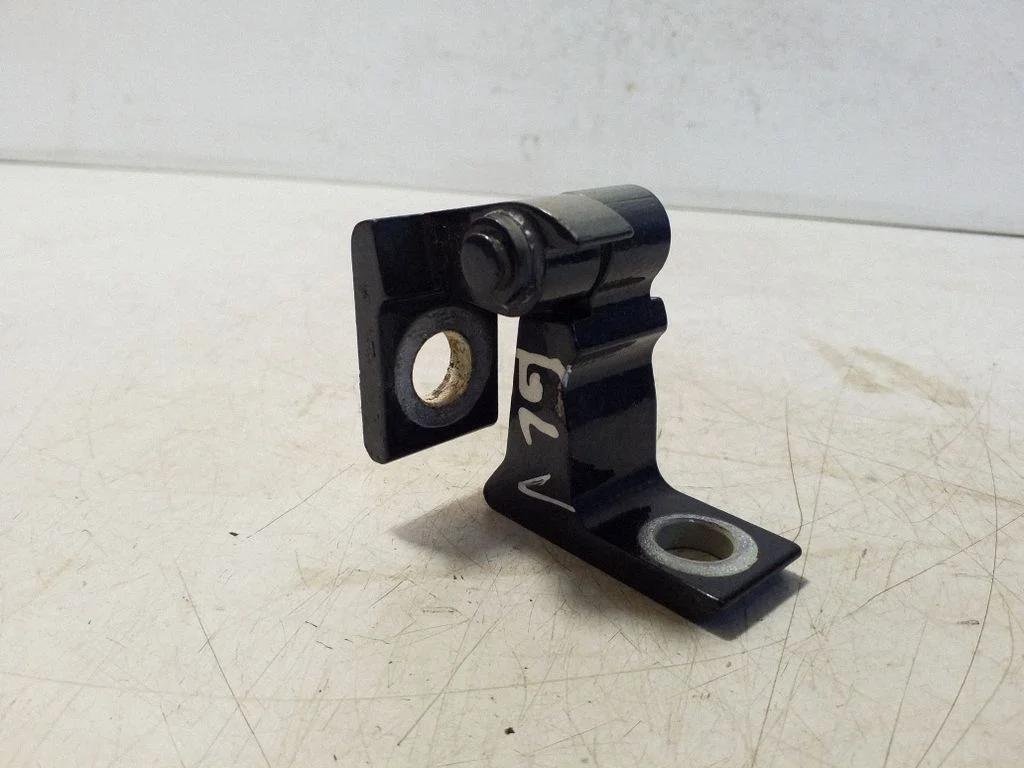 Aizmugurējā augšējā eņģe 8K0831401E