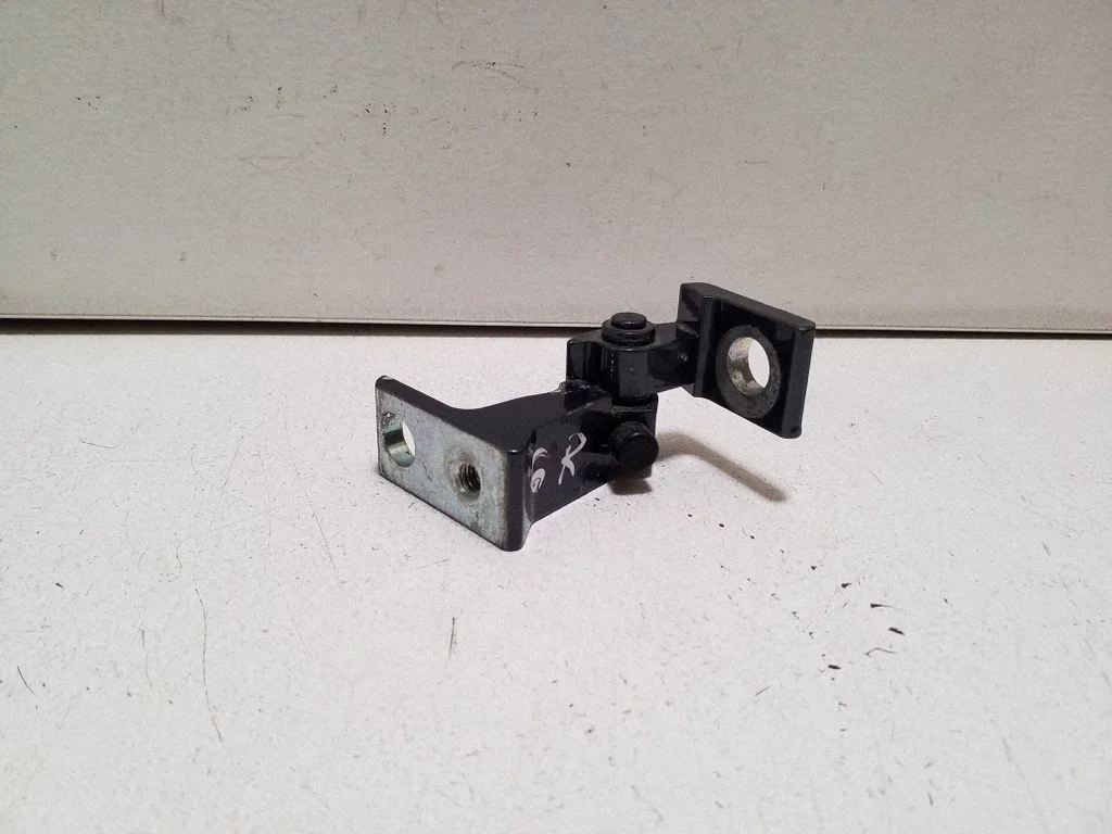 Aizmugurējā augšējā eņģe 8K0831402B