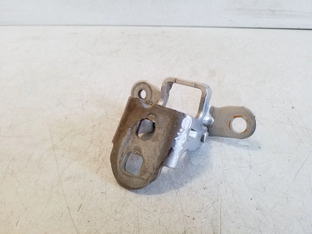 Rear door upper hinge 85574F