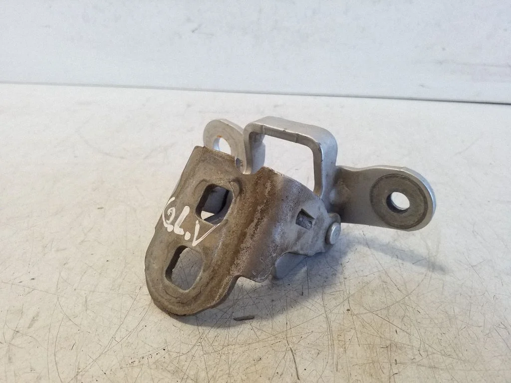 Rear door upper hinge 85574F