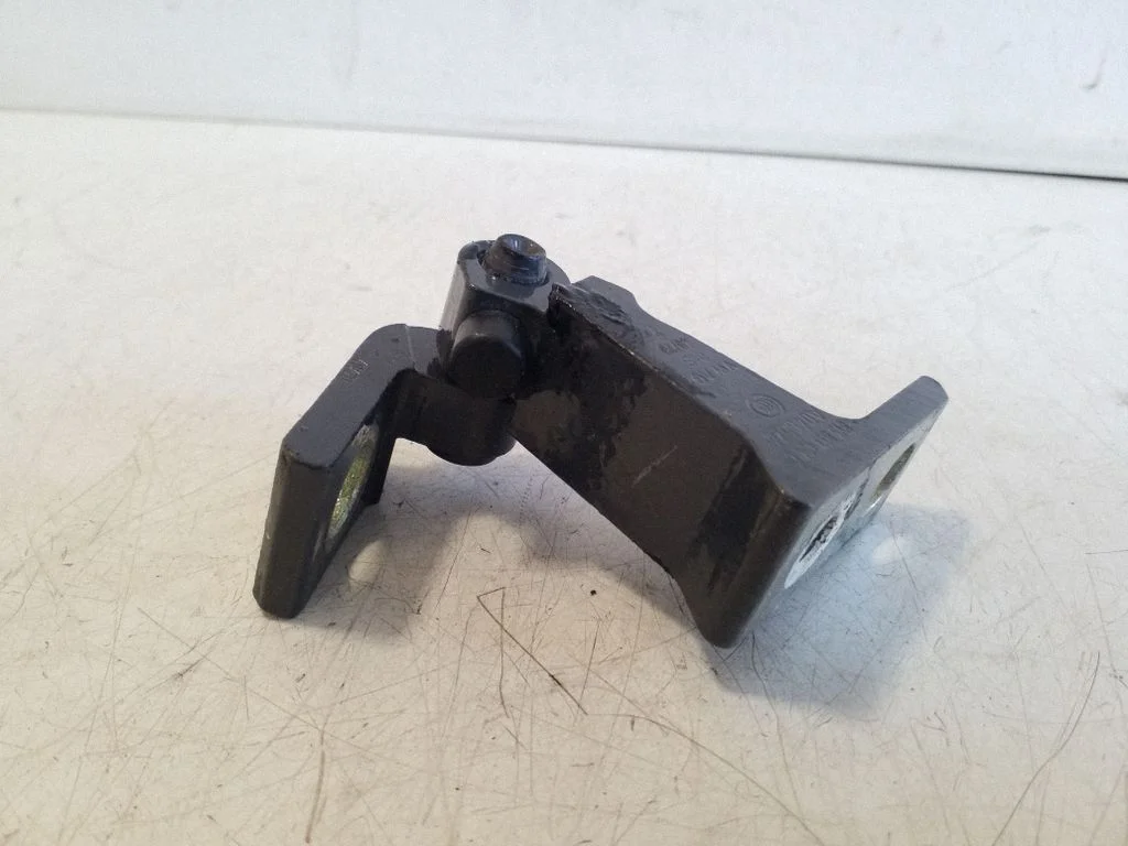 Rear door upper hinge 8V5833404C
