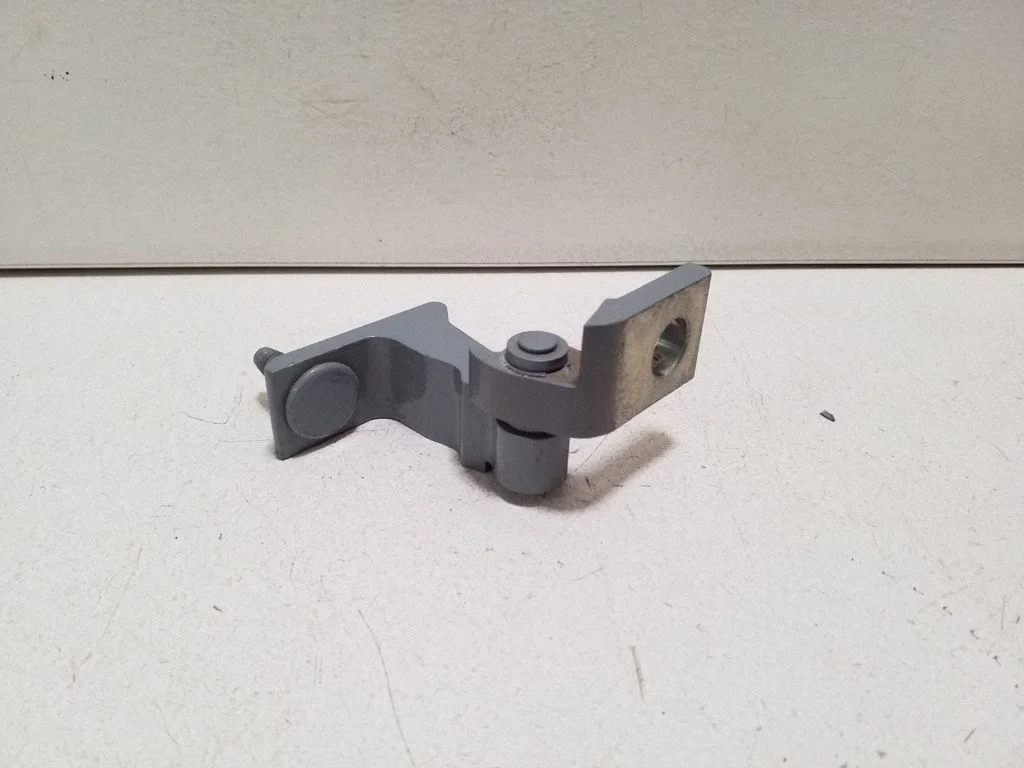 Tagaukse ülemine hing 8W0831403A