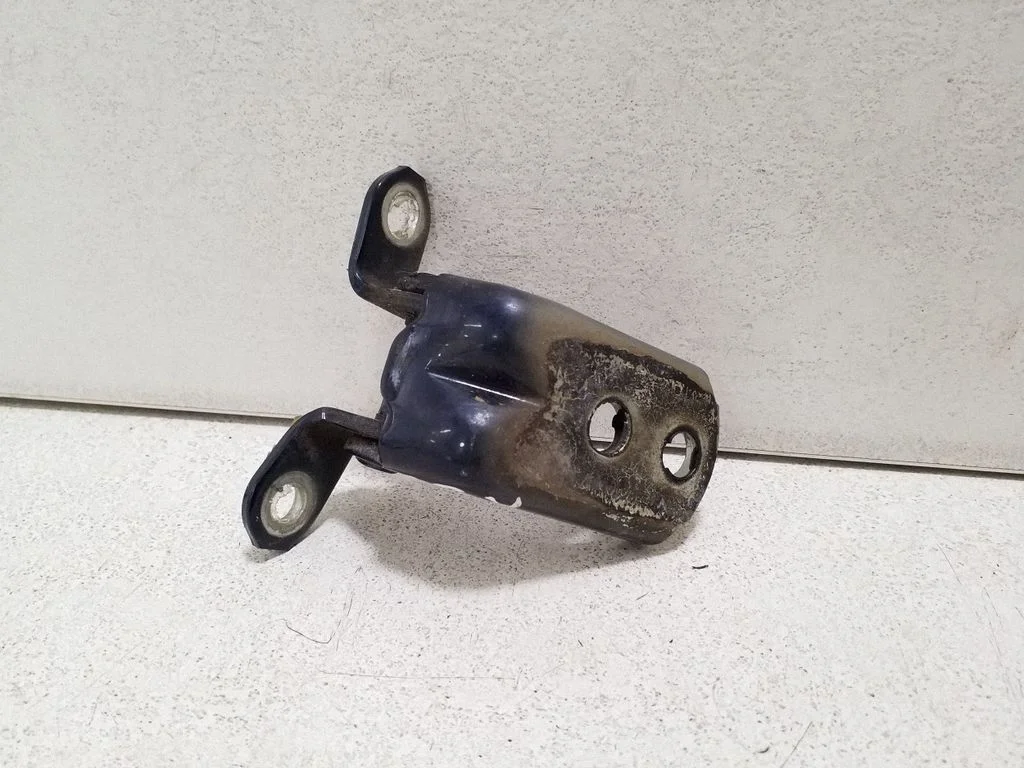 Rear door upper hinge – right