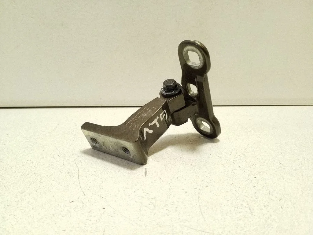 Rear door upper hinge 31424587