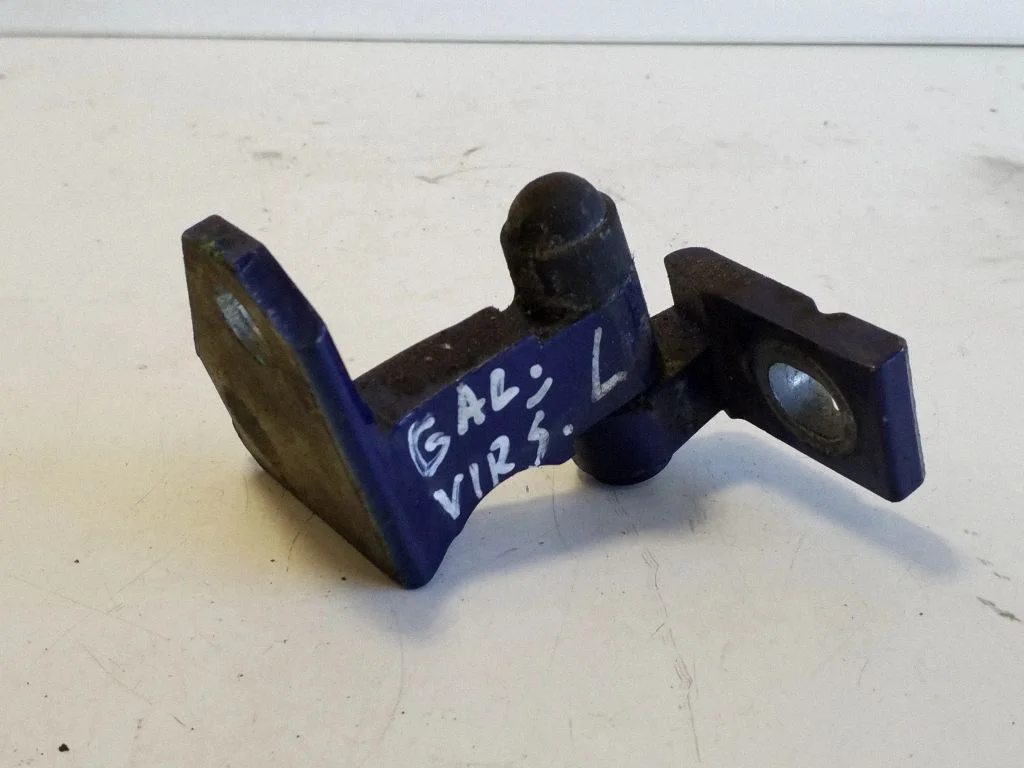 Rear door upper hinge – left