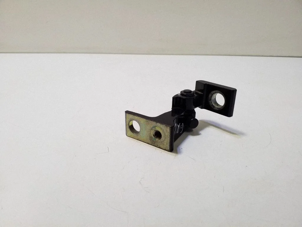 Aizmugurējā augšējā eņģe 8K0831402P