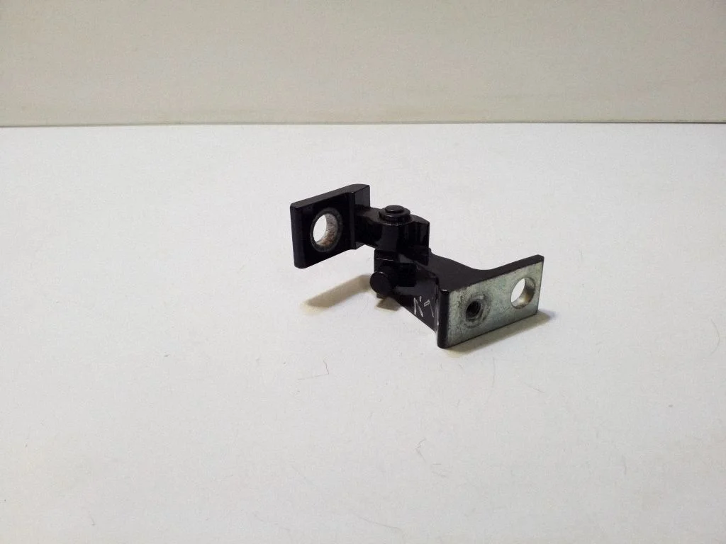 Aizmugurējā augšējā eņģe 8K0831401P