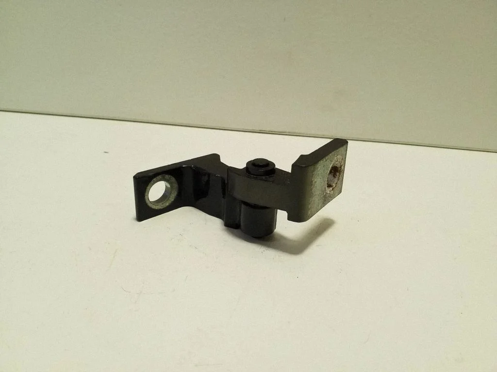Aizmugurējā augšējā eņģe 8K0831401D