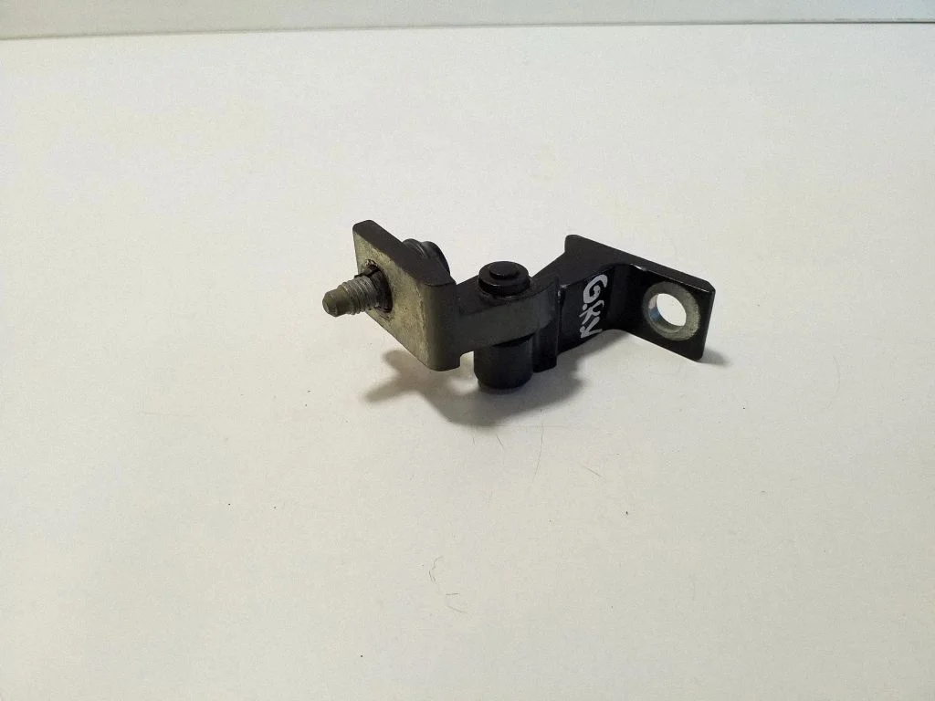 Aizmugurējā augšējā eņģe 8K0831402D