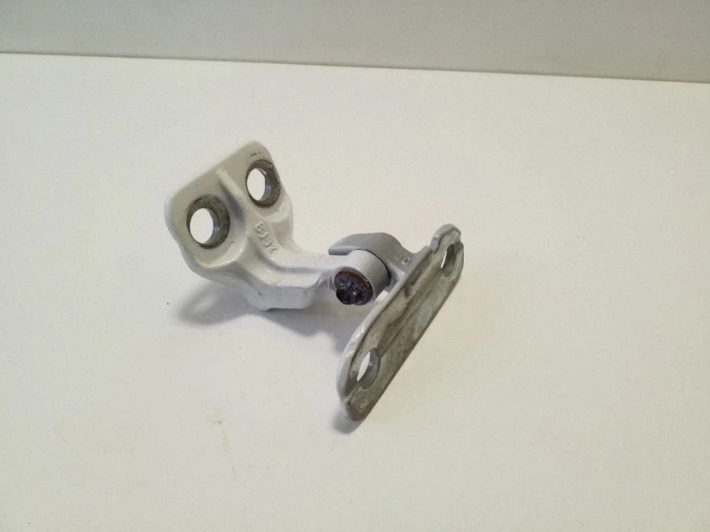 Tagaukse ülemine hing BJ32228A67CB