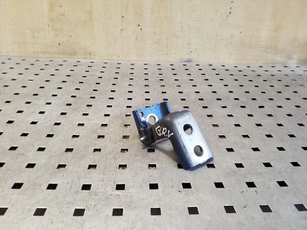 Rear door upper hinge – right