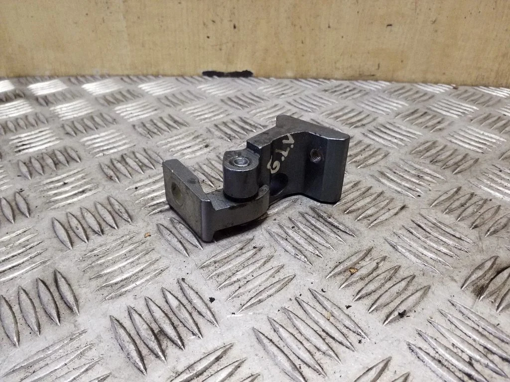 Tagaukse ülemine hing 8P4833401A